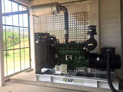 Fazenda de suínos com um gerador CHP 400. A energia gerada é utilizada para autoconsumo na fazenda, dando segurança energética e possibilitando se desconectar da concessionária de energia.